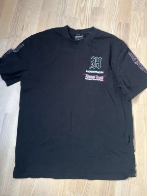 Hoodrich tröja - Schysst tröja från hoodrich. Säljs eftersom den ej används längre. Storlek S men oversized, så passar M bättre