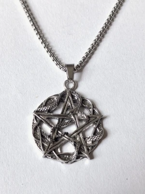 Halsband pentagram  - Snake Pentagram-halsband (även känt som "Schlangen-Pentagramm"), ett populärt smycke inom gothic-, wicca- och hårdrockskulturen. Hänget består av ett detaljerat pentagram som är tätt sammanflätat med en slingrande orm. Materialet rostfritt stål 