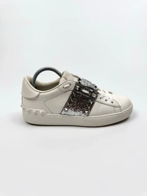 Valentino Rockstud sneakers - Valentino Garavani Rockstud sneakers. Storlek 36. Skick 9/10. Nypris ca 7700kr. 100% autentiska.