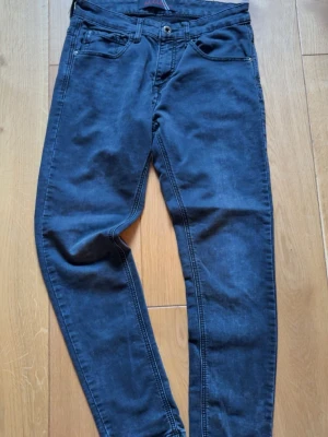 Mörkblå jeans  - Snygga mörkblå skinny jeans från M.SARA med klassisk femficksdesign och knappgylf. Jeansen har smal passform och är tillverkade i ett stretchigt denimtyg som sitter bekvämt. Perfekta för en trendig och avslappnad look.