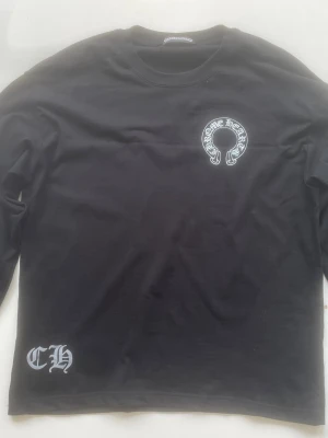 Chrome hearts svart longsleeve - Tjena, säljer min chrome hearts longsleeve p.g.a hur den satt på mig. Ursprungligen ska den vara XL men fick den som en L storlek. Tröjan är sprillans ny och har inga defekter på sig. Tröjan är inte för tjock vilket passar perfekt till sommaren. Pris diskuteras privat.