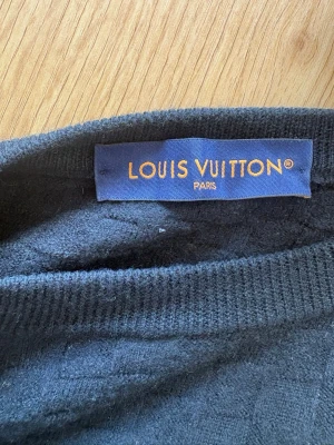  Louis Vuitton - Mörkblå stickad tröja - Exklusiv mörkblå stickad tröja från Louis Vuitton. Klassisk rund hals och ribbade muddar. Perfekt för dig som vill ha en stilren och lyxig look. Beställd från Vestiaire Collevtive men tyvärr för liten för mig. Storlek S men känns mer som en XS. 