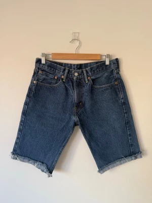 Levi's jeansshorts - Avklippta jeansshorts från Levi's i riktigt snygg tvätt. Upplevs mer som en W29/W30 i storleken. 