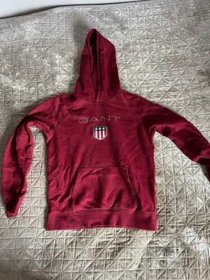 Vinröd hoodie från GANT - Snygg vinröd hoodie från GANT med broderad logga, sitter som en XS/S. 