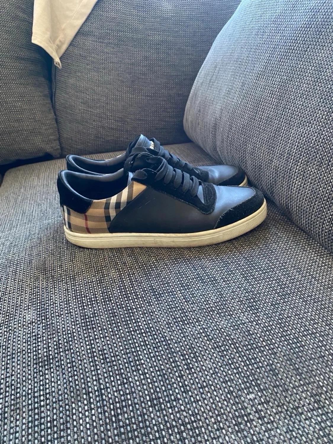 Svarta Burberry sneakers med rutmönster - 1