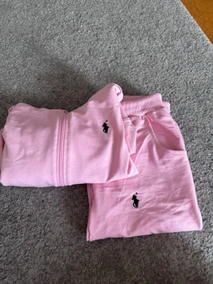 Rosa loungewear-set från Ralph Lauren - Köpte detta settet från plick för ca 1 år sen använt max 2 gånger. Byxorna är insydda men det är inget som syns när dem bärs eller känns av. Vet ej om det är riktigt då jag köpte från en annan säljare. 