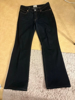 A-brand 99 low boot jeans - Köpta för 999 kr. Lågmidjade. Använda en gång. Är som nya.