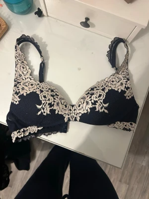 Intimissimi behå - Marinblå intimissimi behå i storlek 70b, behån är i väldigt bra skick! 