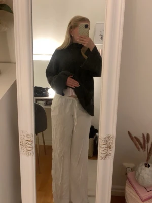 Linnebyxor  - Säljer ett par vita linnebyxor med avslappnad passform och dragsko i midjan. Byxorna är raka och vida i modellen, perfekta för en chill och stilren look. Tillverkade i lätt och luftigt linnematerial som känns svalt och skönt.