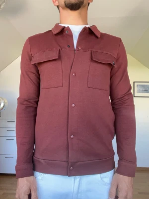 Vinröd overshirt  - Vinröd overshirten från Jack & Jones Premium tillverkad i 85% bomull och 15% polyamid. Strl S. Inga defekter. Modellen är 178 cm och väger 77 kg. Hör gärna av dig vid frågor!