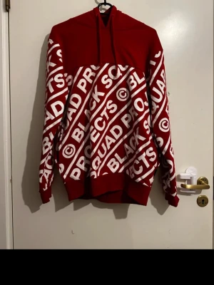 Hoodie - Fin hoodie från black squad. Använd fåtal gånger!  Lappen med stl är bortklippt men sitter som en S. Kom med bud accepterar de flesta!