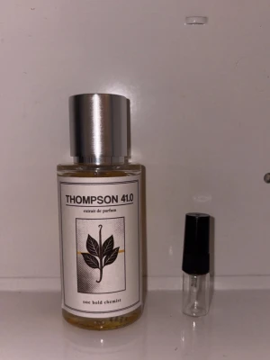 Thompson 41.0 Extrait de Parfum - 2ml sample av Thompson 41.0 Extrait de Parfum, Inspirerad av Tom Ford Tobacco Vanille, 10% rabatt på bundles 