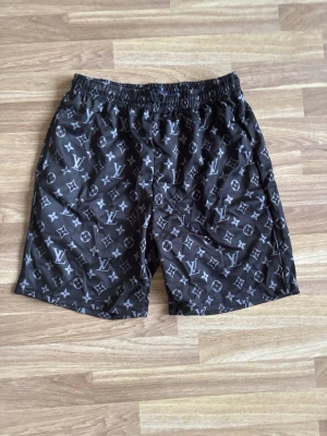 Märkes shorts - Säljer ett par shorts som är i nytt skick. Dom är svarta och i storlek M. Skickar snabbt!🚛📦. Pris går att diskuteras