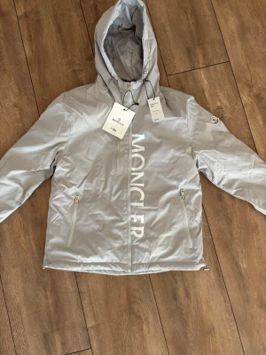 Äkta Moncler Jacka – I toppskick (Verifierad) - Säljer min Moncler-jacka. Jackan har blivit professionellt verifierad via Vinteds verifieringstjänst, vilket garanterar att den är äkta. Jag har tidigare sålt på Vinted men har nu valt att börja sälja även här på Plick. Jackan är i fint skick och självklart äkta! 