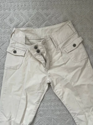 Brandy Melville byxor  - Snygga bootcut byxor från Brandy Melville, en av mina favorit byxor dock passar dom inte mig längre! Notera bild 4 en liten fläck! 