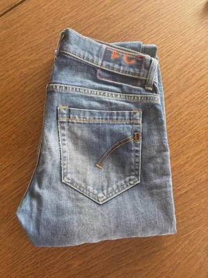 Dondup George - Tjenare! Blåa Dondup jeans i deras kändaste modell ”George”. (Size: 31) (Skick: 4/5) (Retail: 3700kr) (Vårt pris: 699kr). Hör gärna av er vid frågor & funderingar! /WC Archive.