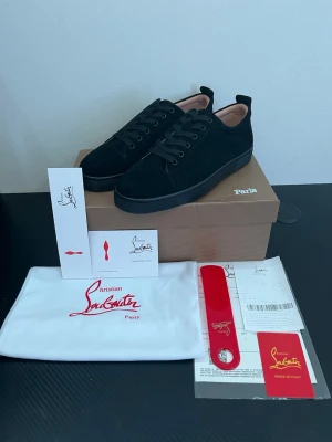 Svarta christian louboutins  - Helt nya svarta loubs, kommer med skohorn, kvitto och påset. I storlek 41 men jag har också storlek 42. (: 