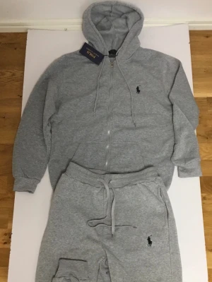 Ralph Lauren Set Grå - Säljer ett par Ralph Lauren set i storlek M som är i nytt skick!