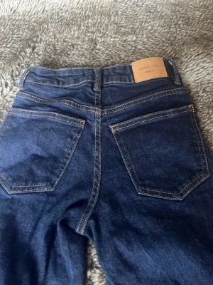 Jeans  - Snygga mörkblå jeans, sitter snyggt 🌺🌺💗