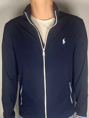 Ralph Lauren windbreaker  - Säljer en riktigt snygg och trendig Ralph Lauren windbreaker i fint skick, storlek S, vid frågor är det bara att skriva //Gramenti