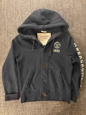 Abercrombie & Fitch cardigan - Säljer nu en väldigt eftertraktad Abercrombie & fitch tröja. Skick 9/10 | st M, tröjan produceras ej längre och är sällsynt att hitta. Obs kan gå ner i pris vid snabb affär! Skickas inom 24h📦