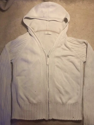 Vitt zipup - Marks & spencers zipup, bra kvalitet ock gullig men för stor för mig 😢från secondhand 
