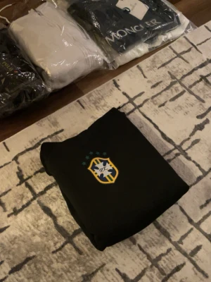 Brazil Hoodie  - Säljer en Brazil hodie som är i perfekt skick håller dig stillig och du kan matcha den på flera stiler, är det något du undrar över? Skriv direkt.. passa på och köp!