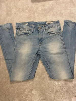 Jack n Jones jeans 👖  - 12. Säljer de här feta Jack n Jones jeansen med najs tvätt. Moddelen är Ben | Skinny fit och storleken är W29 L32. Skriv för frågor! 