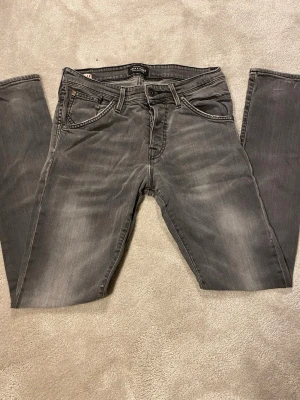 Jack n Jones jeans 👖  - 7. Säljer dessa feta Jack n Jones jeans med ass skön tvätt. Moddelen är Slim fit / Glenn🇮🇹 och storleken är W29 L32. Skriv för frågor! Obs priset ej hugget i sten 🪨 
