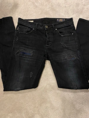 Jack n Jones jeans 👖  - 5. Säljer dessa feta Jack n Jones jeansen med unika slitningar. Modellen är Tim | Slim fit och storlek är W32 L34 men passar mindre. Skirv för frågor! Obs slitningen vid höger bak ficka går in i fickan men inte in i jeansen. Priset ej hugget i sten. 