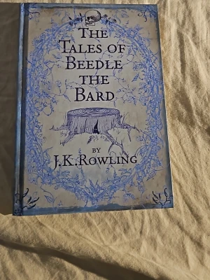 The Tales of Beedle the Bard skriven av J.K. Rowling - En magisk sagosamling på engelska av J.K.Rowling. Perfekt för Harry Potter-fans som vill utforska trollkarlsvärldens klassiska berättelser.