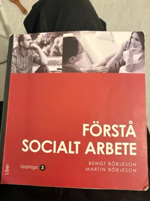 Förstå socialt arbete - Kursbok i socialt arbete av Bengt och Martin Börjeson. Tredje upplagan. Boken ger en introduktion till socialt arbete och dess olika inriktningar. Perfekt för dig som pluggar socionomprogrammet. Vissa raderr understrukna utöver det är boken ny 🥰
