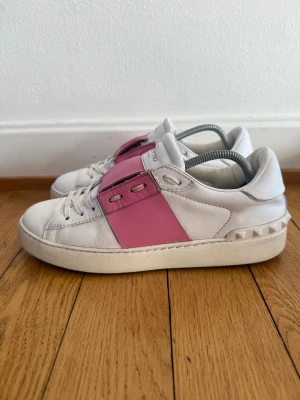 Valentino open sneakers  - Säljer nu dessa fina valentino skor | Väldigt fint skick | Storlek 39 | Givetis äkta, kommer även med kvitto
