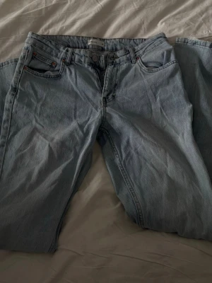 Ljusblå raka jeans från Perfect Jeans - Säljer ett par ljusblå jeans från Perfect Jeans i klassisk rak modell. Jeansen har fem fickor, bälteshällor och stängs med knapp och dragkedja. Tillverkade i denim med snygg tvättad look. Perfekta till en avslappnad stil.