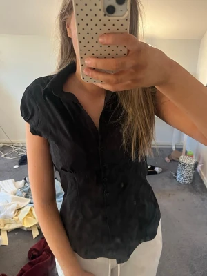 Svart topp från hm!💘 - Fin topp från hm med knappar framtill!💘