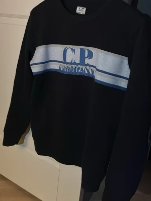 C.P. Company sweatshirt  - Snygg mörk blå sweatshirt från C.P. Company, riktigt snygg passar till precis allt  