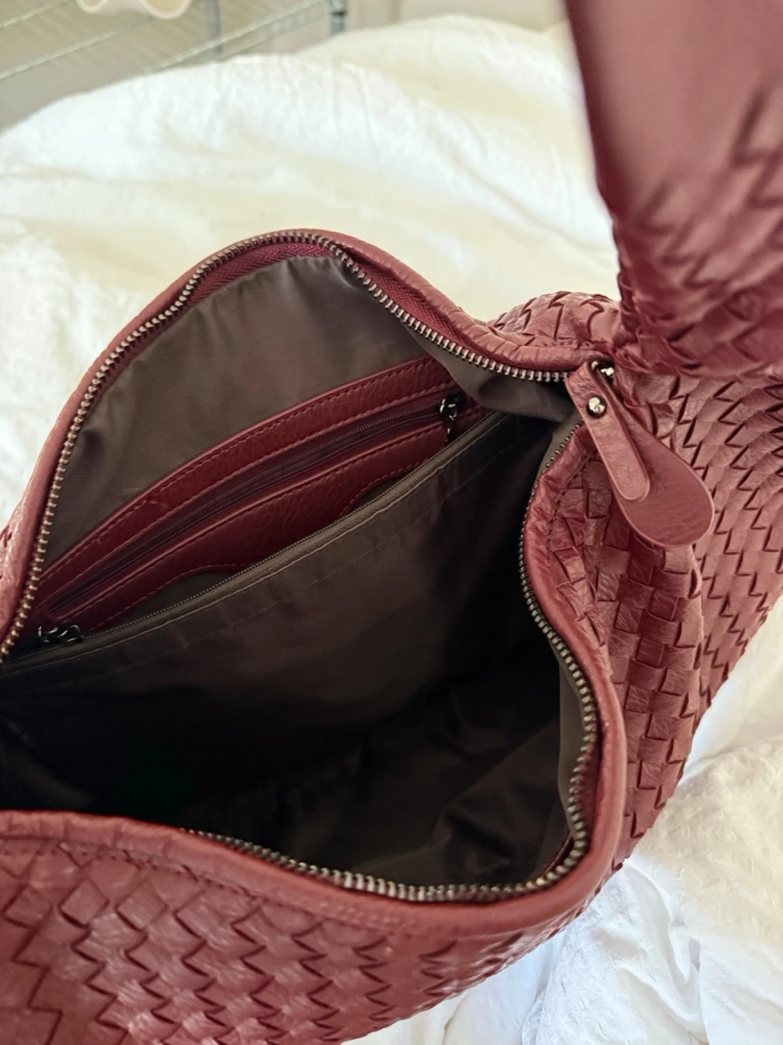 Vinröd/burgundy populär flätad lite större väska  - 4
