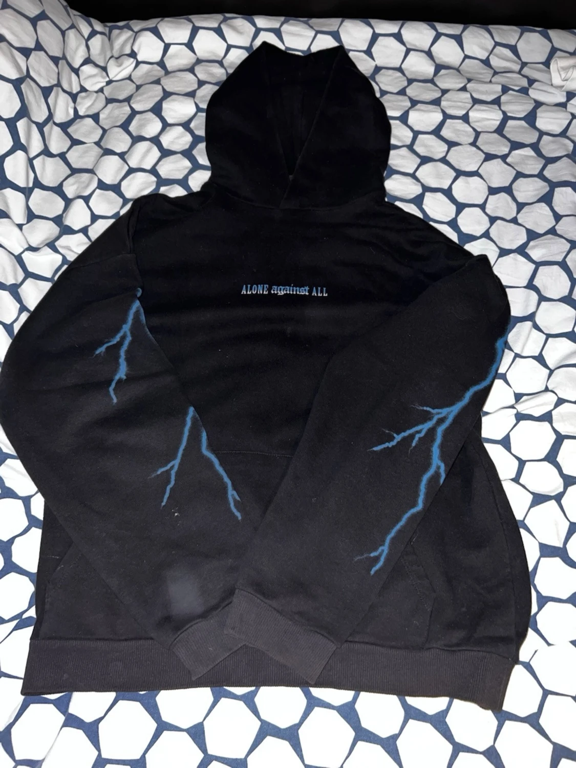 Svart hoodie med blå blixtar & fjäril