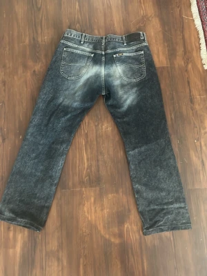 Svarta straight bootcut jeans med fin wash - Säljer mina vintage Lee jeans som inte längre passar
