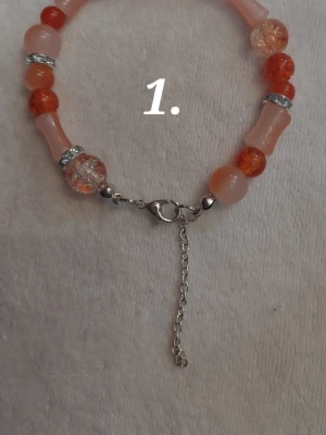 Aprikos färgat armband  - Aprikos färgat armband med silver detaljer ca. 20,5 cm 🌸 Handgjort av Dalkullans Teskedsringar  