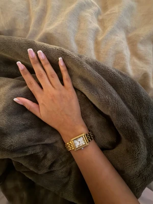 Guldfärgad fyrkantig klocka med stenar - Köpt i juni och använder den inte så mycket längre, vet intr storleken då jag har tagit bort en del från klockan då den var för stor och har kortat ner själva kedjan som ni ser i bilden❤️.