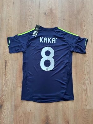 Real Madrid KAKÁ retro fotbollströja - Helt oanvänd med tags kvar och Adidas påse. Storlek small. Skriv privat för fler bilder eller vid funderingar!