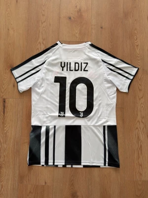 Juventus Yildiz fotbollströja - Helt oanvänd med tags kvar och Adidas påse. Storlek small. Skriv privat för fler bilder eller vid funderingar!