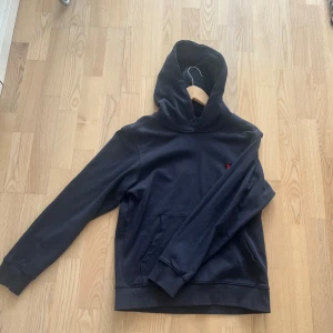 Mörkblå Polo Ralph Lauren hoodie - Polo Ralph lauren hoodie,  mörkblå, bra skick!         Bara att höra av dig vid frågor!😁