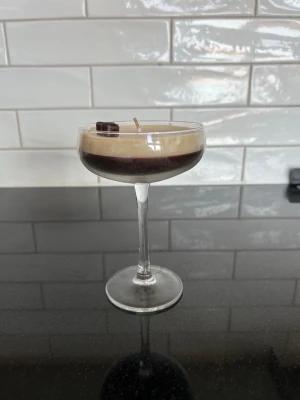 Espresso doftljus - Espresso Dream ☕️ Ett doftljus som både luktar och ser ut som en espresso martini.🍸 Brinntiden är över 16 timmar. Den enda defekten gäller bara estetiska skäl, därav påverkas inte produktens användning i sig. Finns att hämta upp på ProCivitas Privata Gymnasium Södermalm, Tullgårdsgatan 12, om man inte vill betala frakt! Original pris: 129 kronor