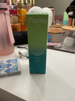 Purito Mighty Bamboo Panthenol Cream - Fuktgivande ansiktskräm från Purito, Mighty Bamboo Panthenol Cream. Kommer i en grön och blå förpackning på 100 ml. Innehåller panthenol och bambuextrakt som återfuktar huden och ger en fräsch känsla. Perfekt för dig som vill boosta din hudvårdsrutin.