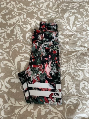 Träningsbyxor från Stronger! - s  - Snygga träningsbyxor från Stronger i storlek S. Aldrig använd, är i nytt skick!! 🤍 