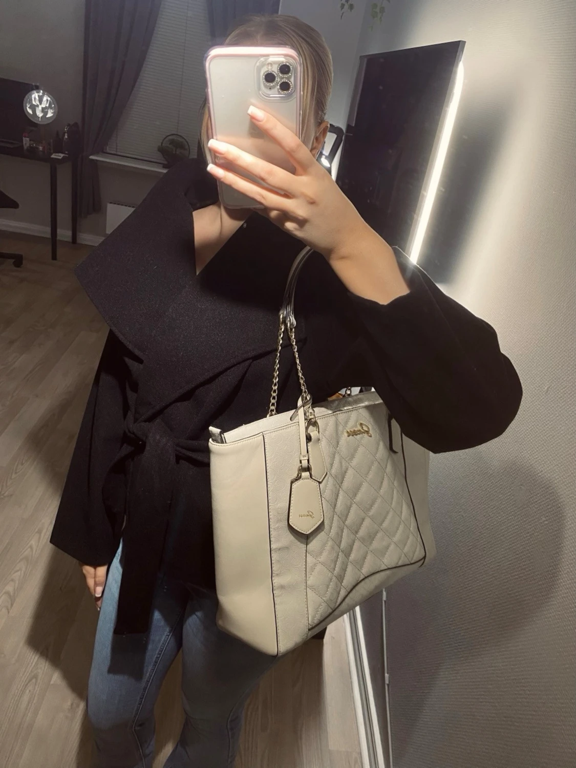 Beige väska från Guess