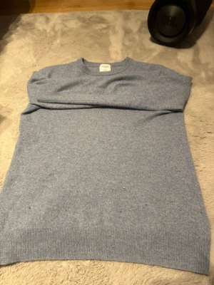 Ljusblå Kashmirtröja Från John henric - En assnygg ljusblå kashmirtröja, väldigt bra skick ifrån John Henric i storlek S. 🔥 perfekt nu inför våren!  Köpt för cirka 2 tusen och säljer den för 1099kr🔥🔥