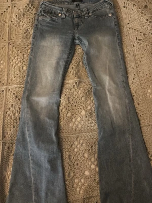 True religion jeans - Säljer mina sjukt snygga true religion i storlek w25 dom är verkligen som nya!! Dom är dock uppsydda så dom passar ungefär dom som är mellan 157-170. Om någon har ett par likadana fast i w24 kan jag tänka mig byte!💓💓